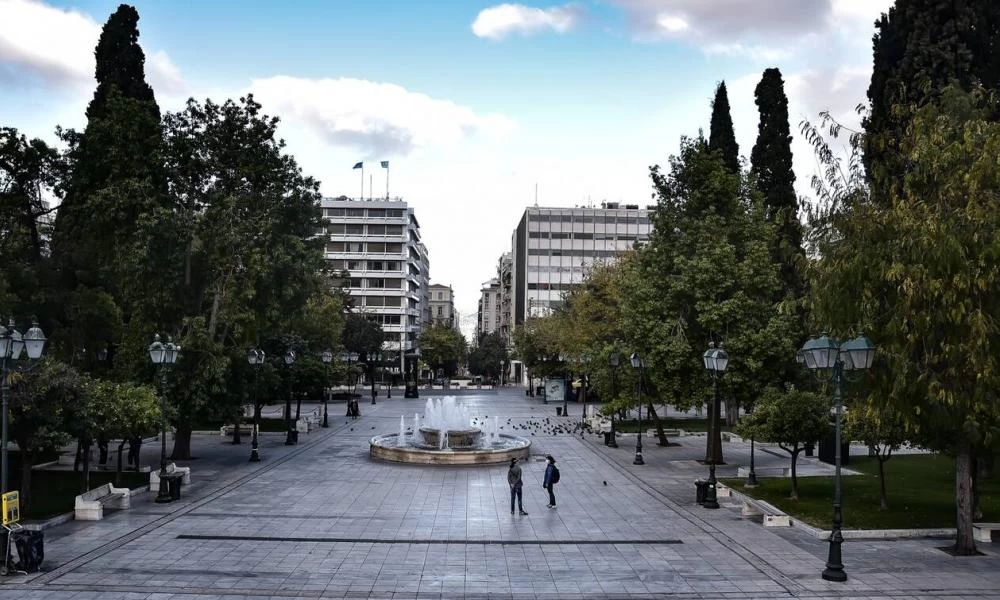 Το κύμα της πανδημίας απειλεί να «πνίξει» τη χριστουγεννιάτικη αγορά